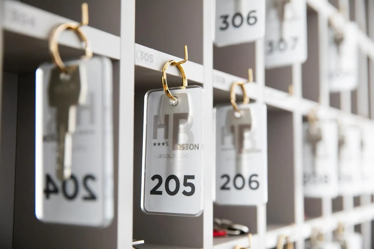 Hotel Boston 3 Stelle Superior Frontemare Lido di Jesolo 3*,