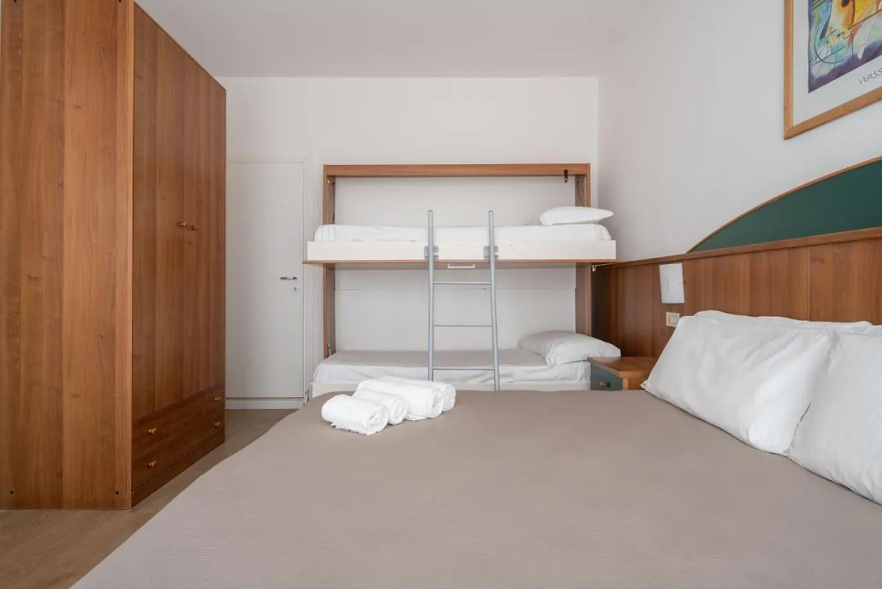 Hotel Boston 3 Stelle Superior Frontemare Lido di Jesolo 3*,