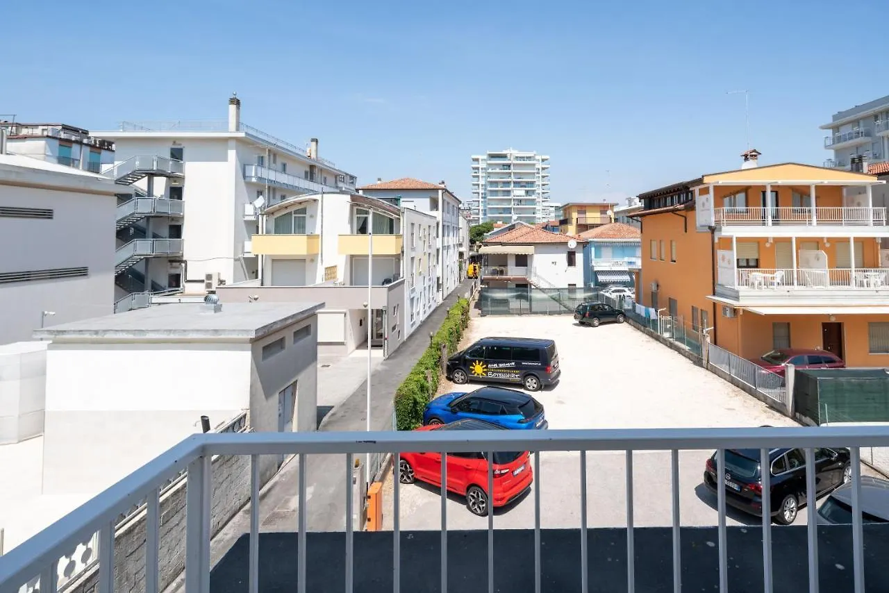 Hotel Boston 3 Stelle Superior Frontemare Lido di Jesolo 3*,