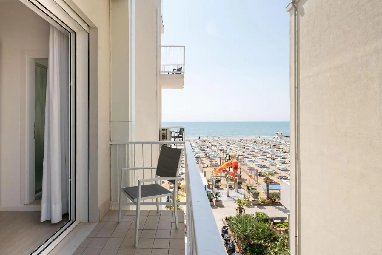 Hotel Boston 3 Stelle Superior Frontemare Lido di Jesolo 3*,