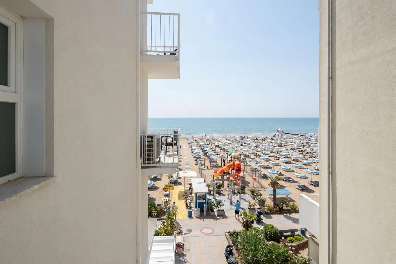 Hotel Boston 3 Stelle Superior Frontemare Lido di Jesolo 3*,