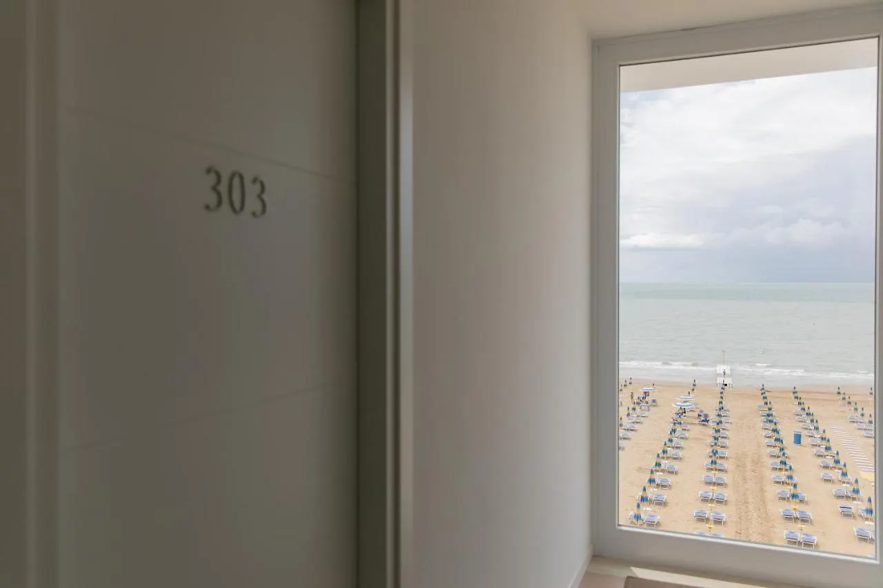 Hotel Boston 3 Stelle Superior Frontemare Lido di Jesolo 3*,